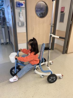 tricycle-divertissement-pediatrie-clinique-saint-jean-bruxelles